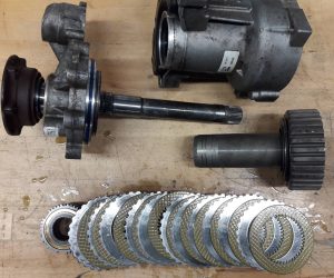 Vorderachsquersperre differential opened up showing components including clutch plates, final drive casting and diff shaft